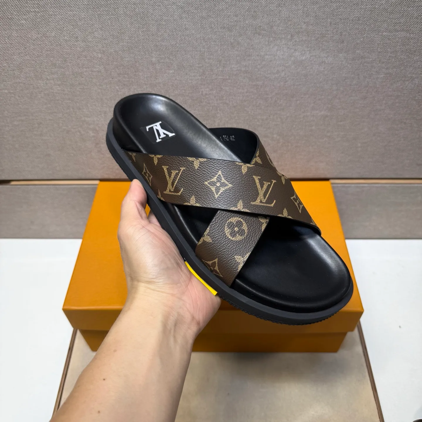 Men's men's shoes 💰pp420 [LV～] Men's casual slippers 2025z cabinet sales simultaneously 🔶Size: 38-44#️⃣ 🔷2 colors🔜The upper is made of multi-material splicing➕Cow leather lining, comfortable and breathable, sole: original comfortable, wear-resistant and non-slip outsole, ⚠️Real shot📱Photographed🎬The real thing is better📢📢📢